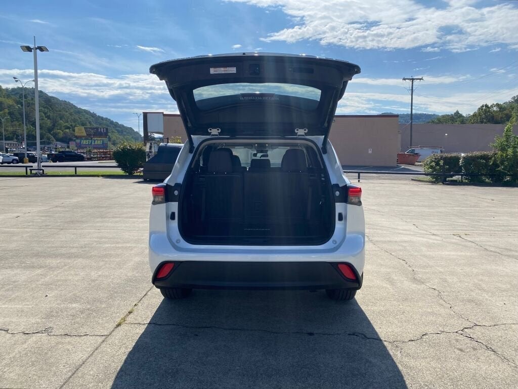 2022 Toyota Highlander LE