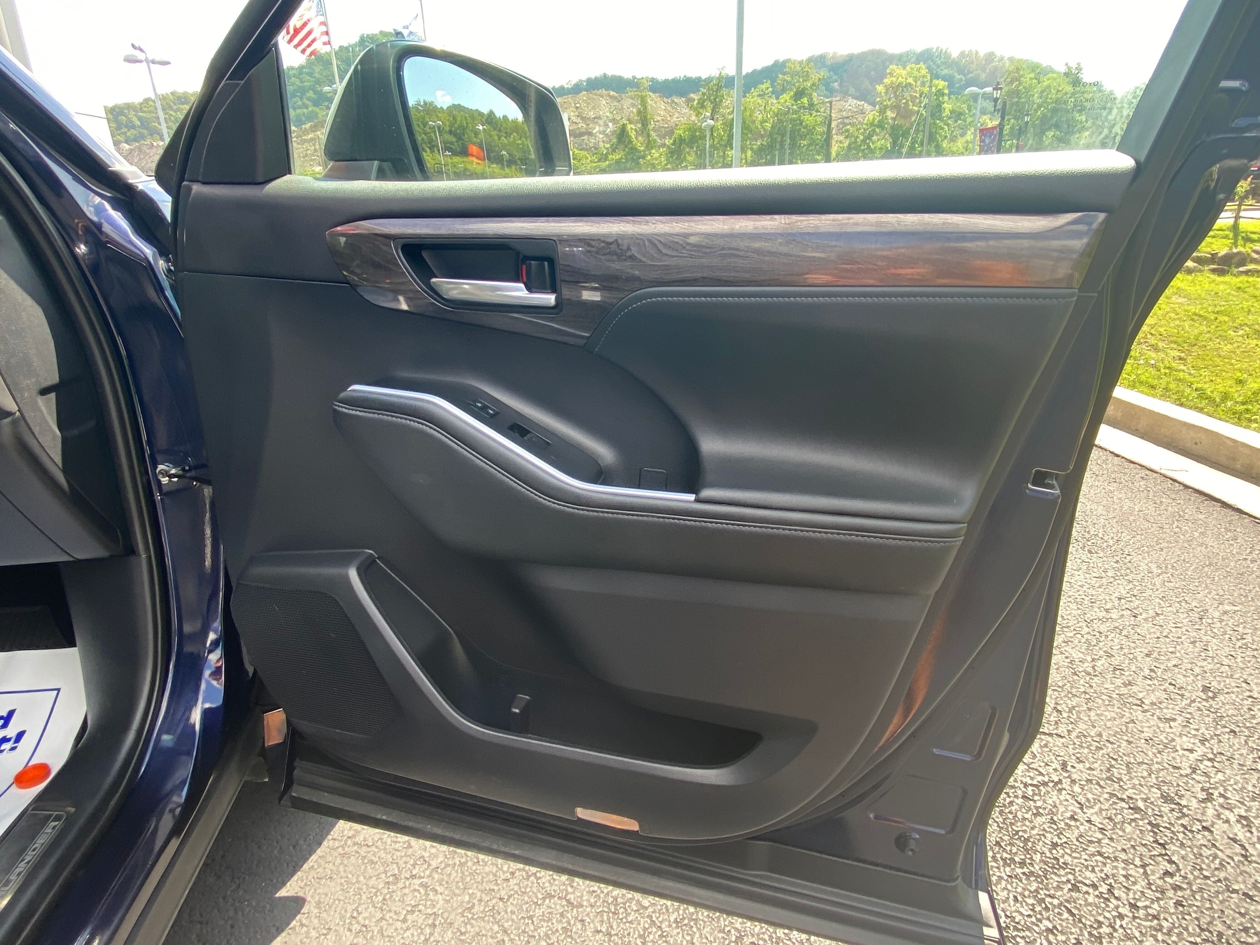 2021 Toyota Highlander Hybrid Platinum