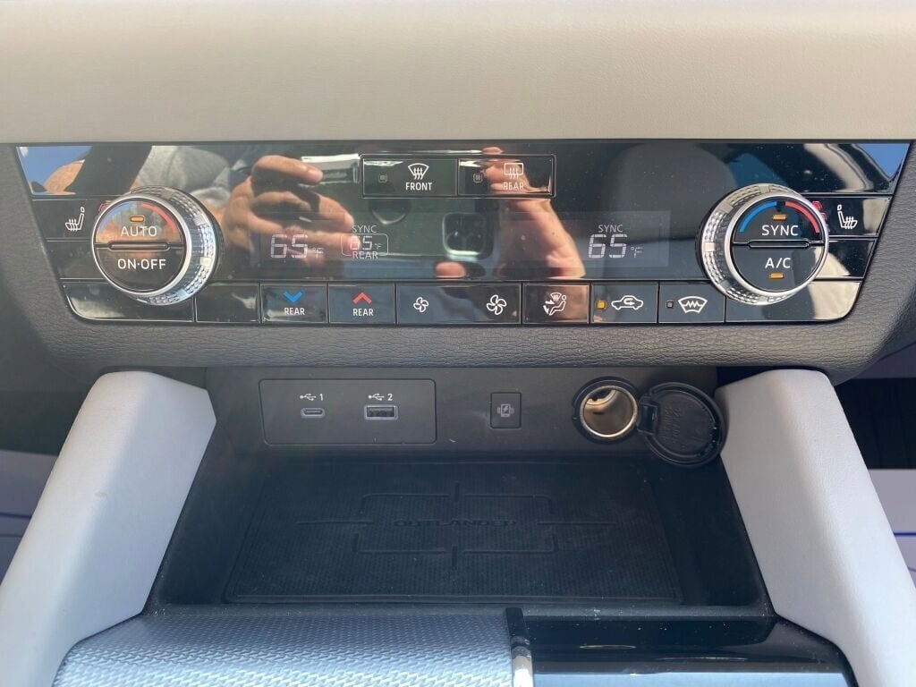 2023 Mitsubishi Outlander Base