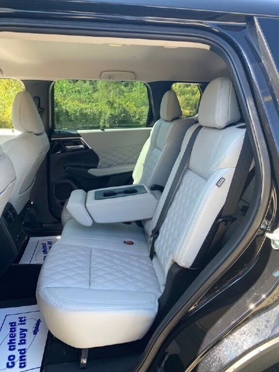 2023 Mitsubishi Outlander Base