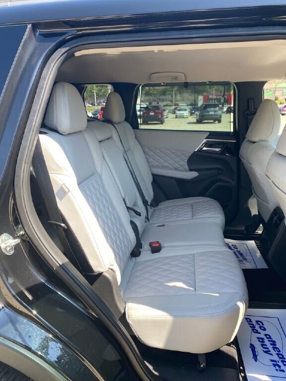 2023 Mitsubishi Outlander Base