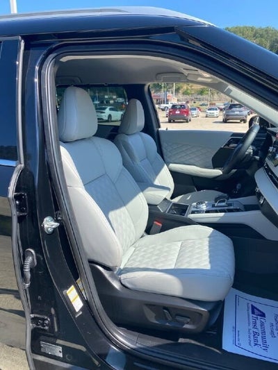 2023 Mitsubishi Outlander Base