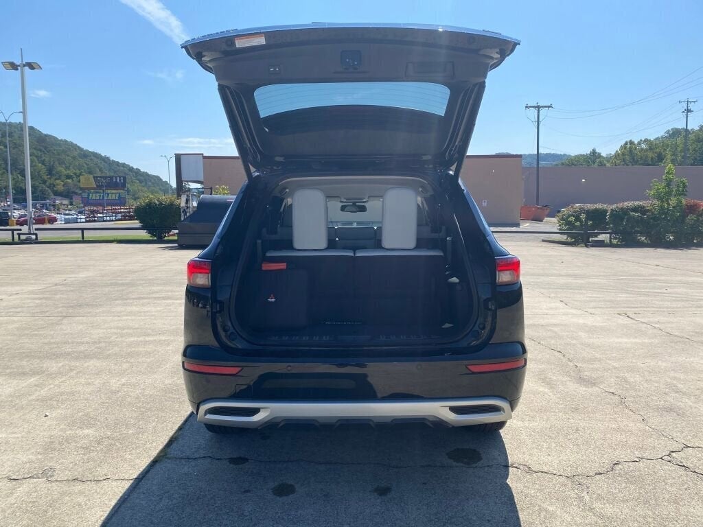 2023 Mitsubishi Outlander Base