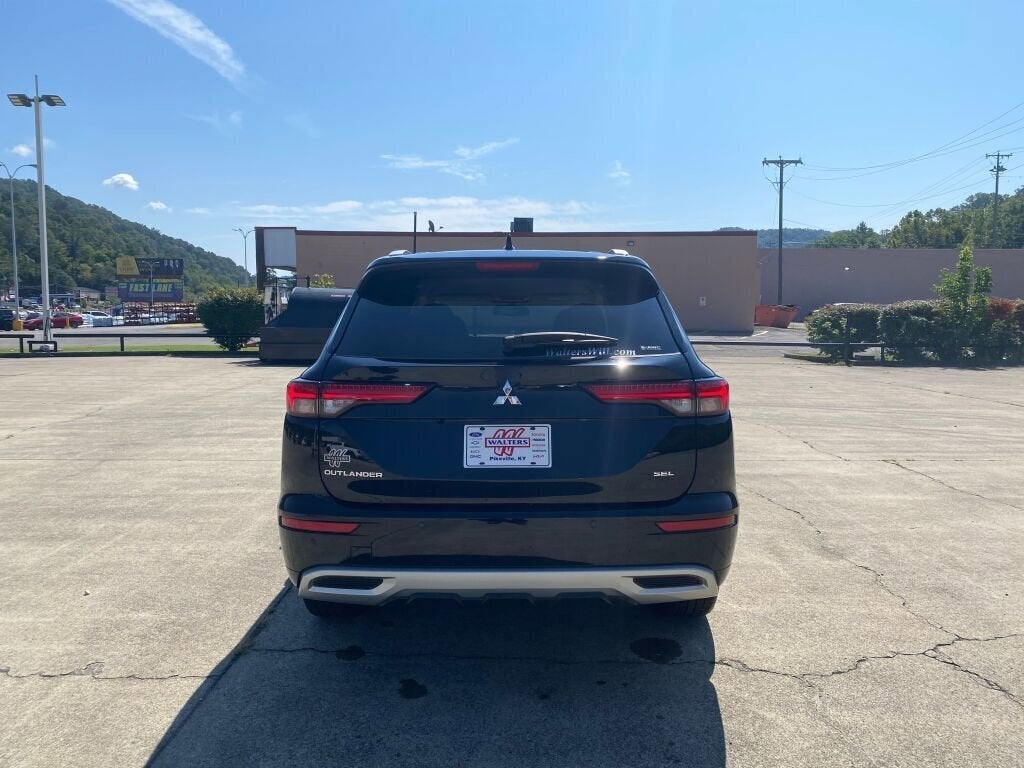 2023 Mitsubishi Outlander Base