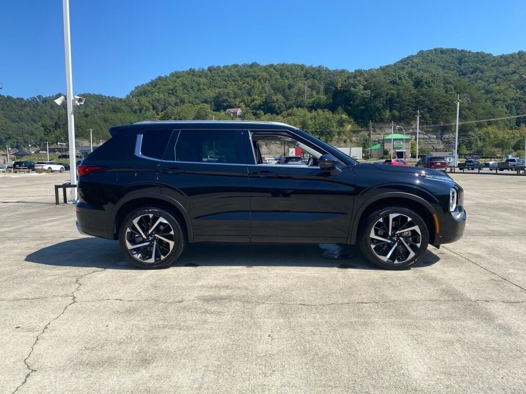 2023 Mitsubishi Outlander Base
